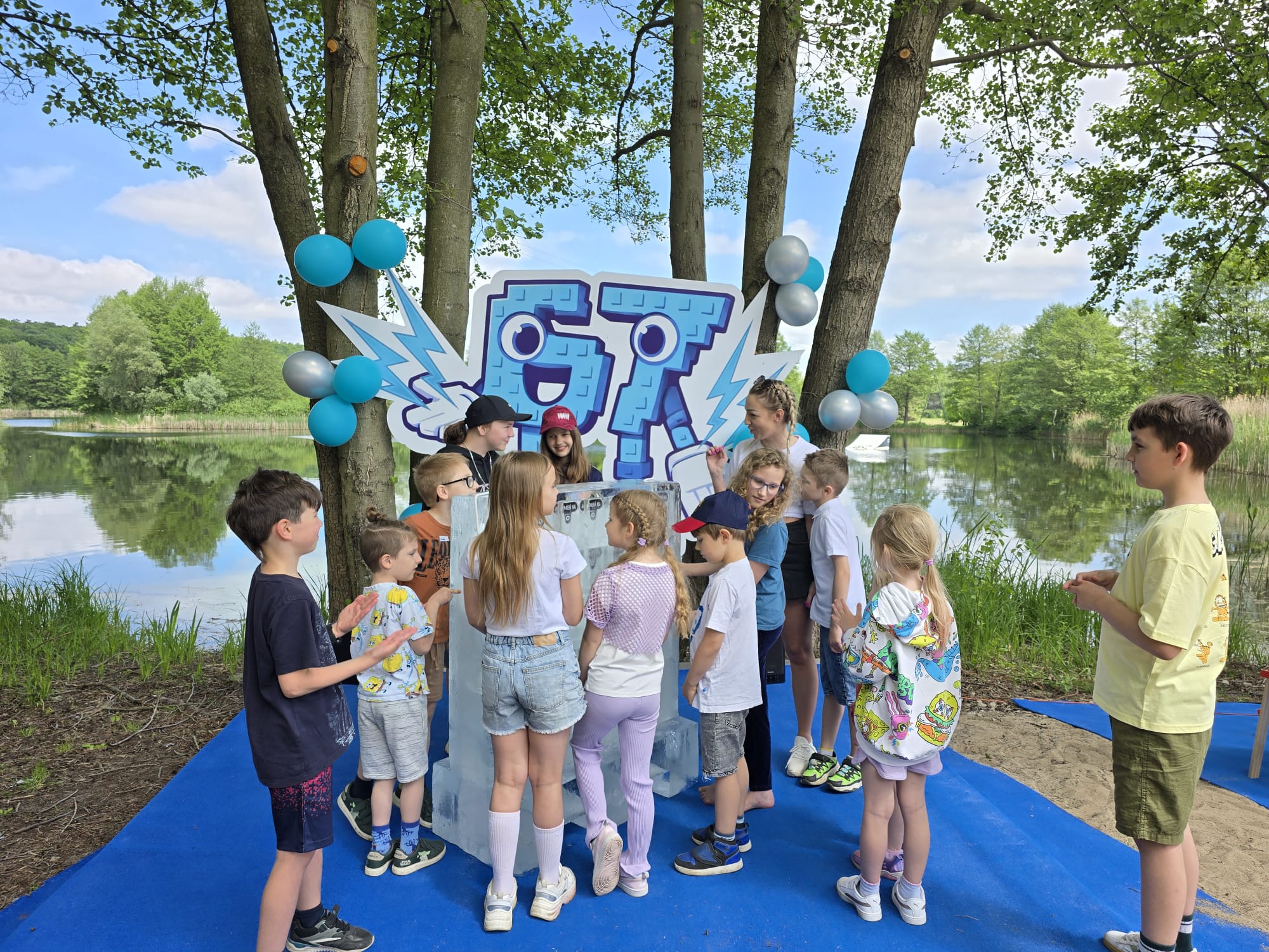 Dzieci przy bryle lodowej Gelato — event